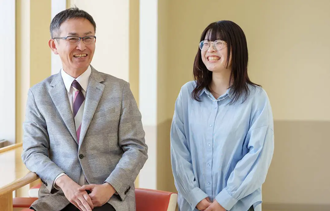 林専任講師と学生の村瀬さんが話している様子