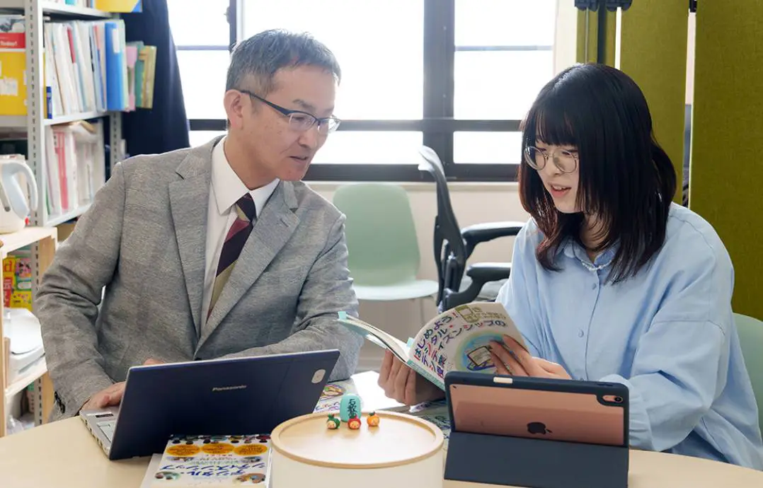 林専任講師と学生の村瀬さんが座って話している様子