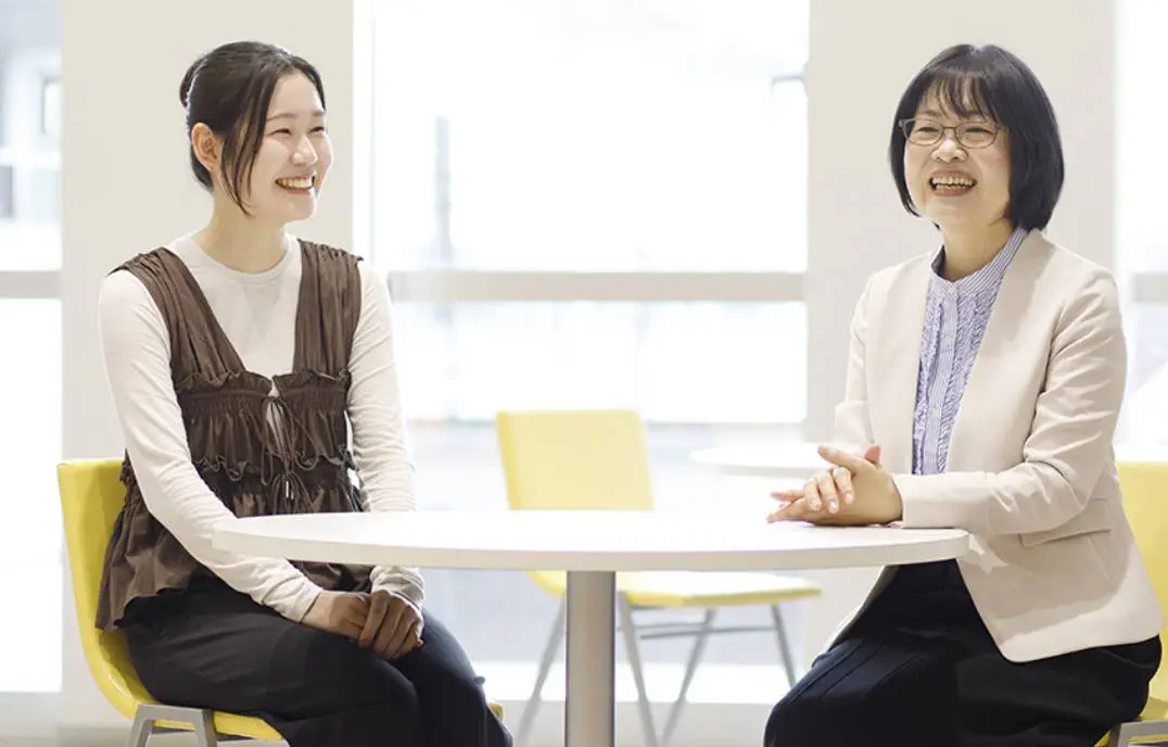 大塚教授と学生の青木さんが座って話している様子